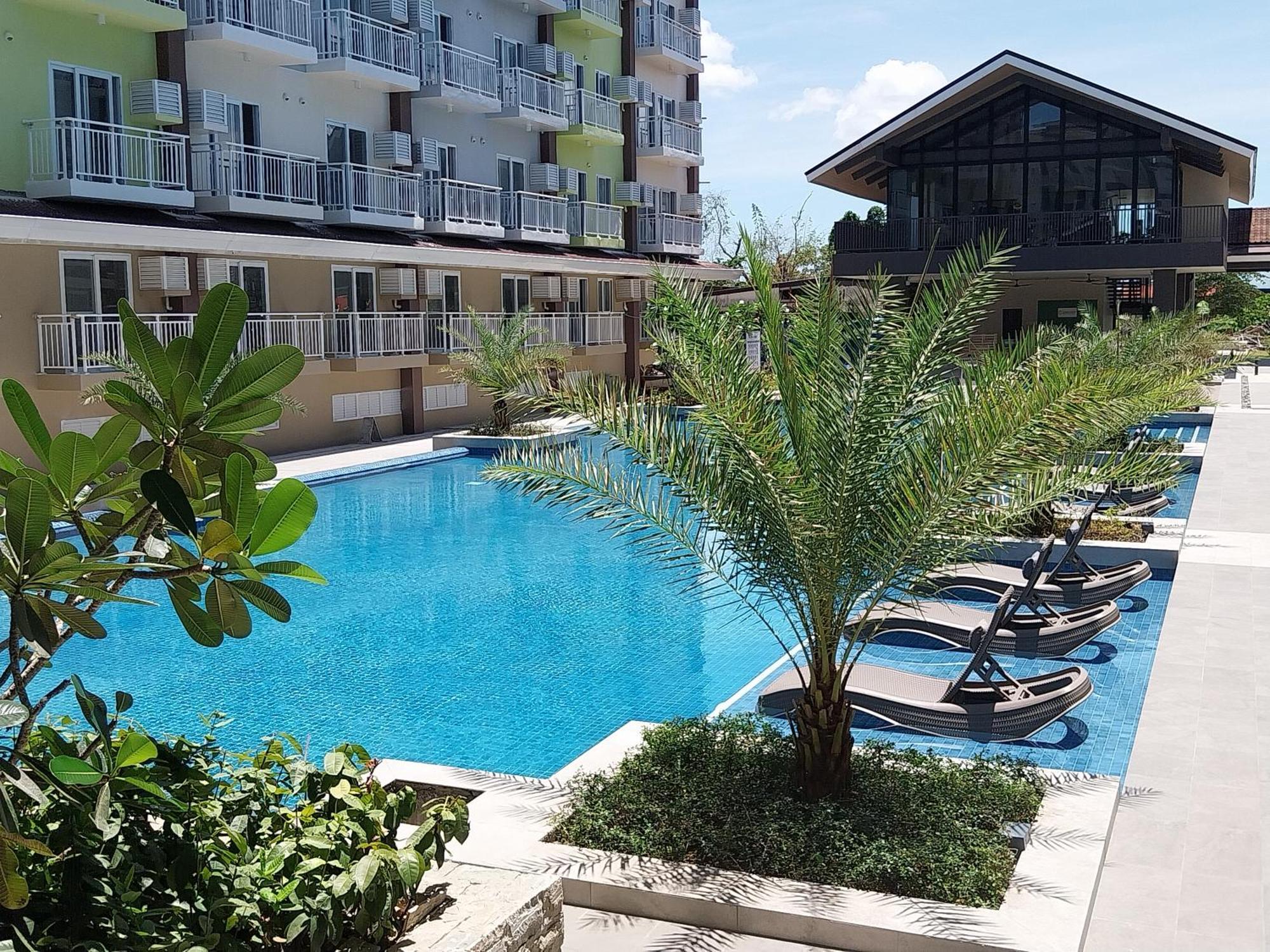 Stay And Fly At Amani Grand Resort Residences Isla de Mactán Exterior foto