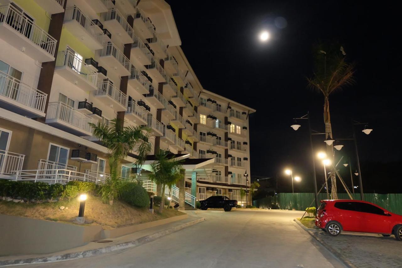 Stay And Fly At Amani Grand Resort Residences Isla de Mactán Exterior foto